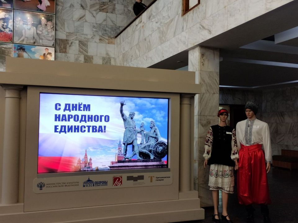 "Венок дружбы" расцвел в Ровеньках: яркая выставка ко Дню народного Единства! "Венок дружбы" расцвел в Ровеньках: яркая выставка ко Дню народного Единства!
