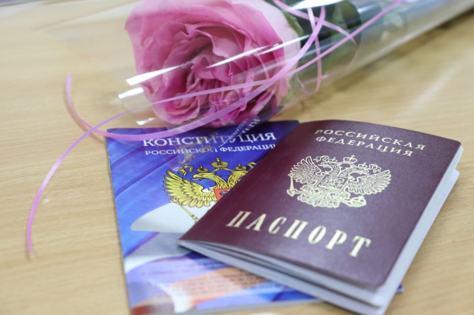 Наталия Жулинская: В преддверии Дня народного единства вручили паспорта нашим юным гражданам Наталия Жулинская: В преддверии Дня народного единства вручили паспорта нашим юным гражданам