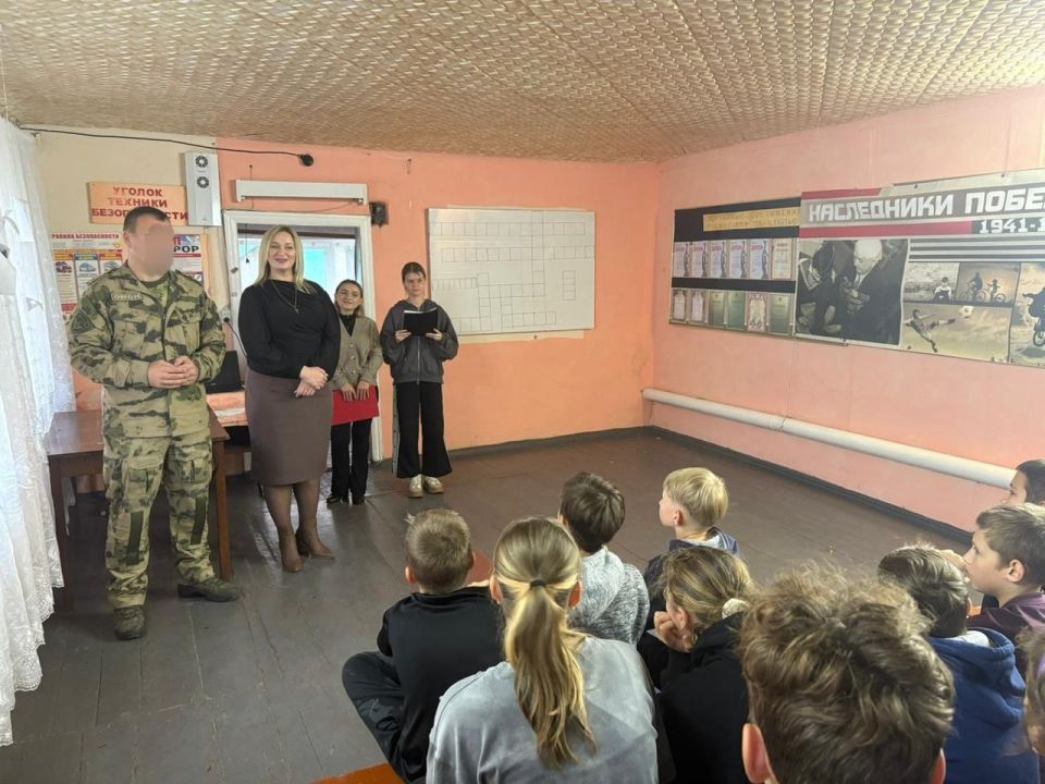 31 октября 2025 года, в преддверии Дня народного единства, в Ровеньковском центре детского, юношеского туризма и краеведения, состоялось знаменательное мероприятие, объединившее юное поколение, представителей силовых... 31 октября 2025 года, в преддверии Дня народного единства, в Ровеньковском центре детского, юношеского туризма и краеведения, состоялось знаменательное мероприятие, объединившее юное поколение, представителей силовых...