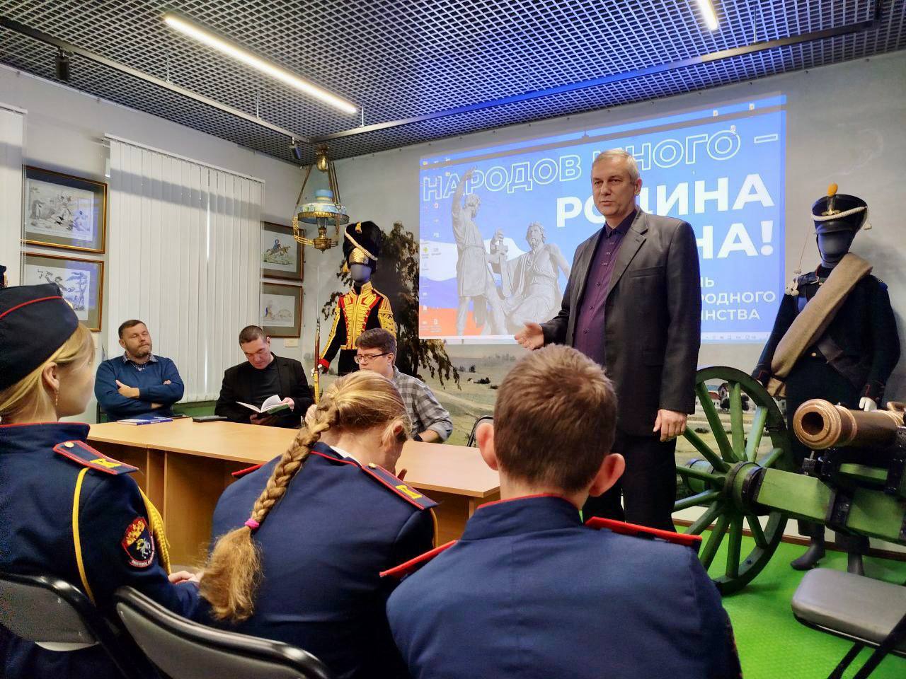 В Станице-Луганской в филиале Луганского краеведческого музея открылась выставка «Казачья гвардия — гордость Российской империи», приуроченная к Дню народного единства В Станице-Луганской в филиале Луганского краеведческого музея открылась выставка «Казачья гвардия — гордость Российской империи», приуроченная к Дню народного единства