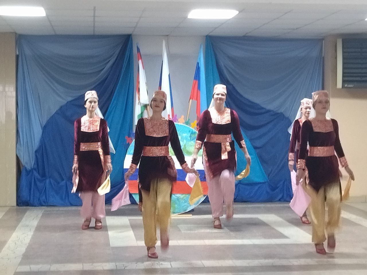 В преддверии Дня народного единства в фойе Суходольского Дворца культуры им. О. Кошевого состоялся торжественный митинг под названием «Един народ — едино государство» В преддверии Дня народного единства в фойе Суходольского Дворца культуры им. О. Кошевого состоялся торжественный митинг под названием «Един народ — едино государство»