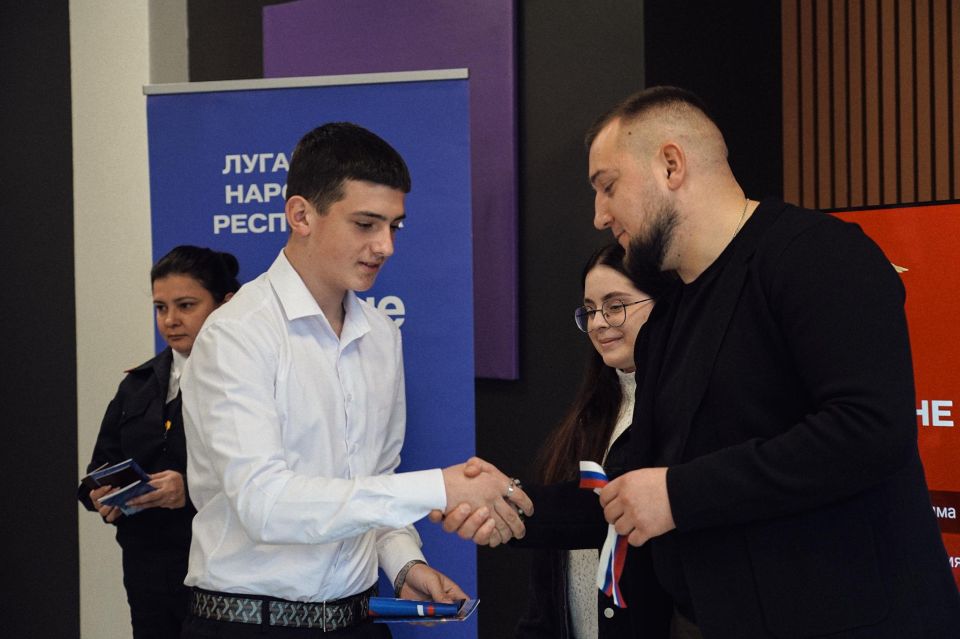 Михаил Голубович: В преддверии Дня Народного Единства принял участие в торжественной церемонии вручения паспортов Российской Федерации активистам Движения Первых Михаил Голубович: В преддверии Дня Народного Единства принял участие в торжественной церемонии вручения паспортов Российской Федерации активистам Движения Первых