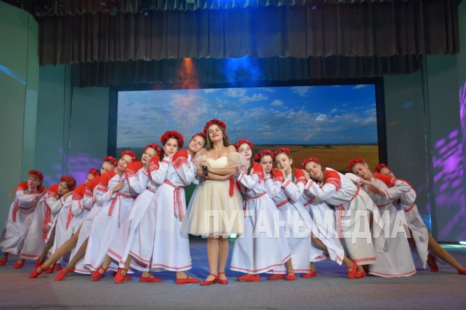 В Ровеньках прошел праздничный концерт В Ровеньках прошел праздничный концерт