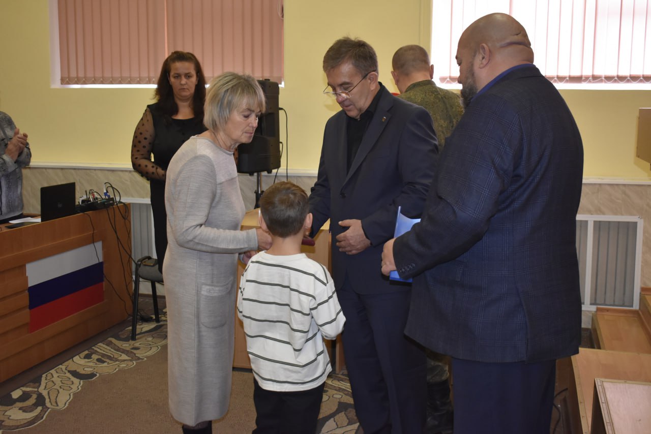 31 октября в Администрации Перевальского муниципального округа состоялась церемония передачи боевых Государственных наград семьям погибших участников специальной военной операции 31 октября в Администрации Перевальского муниципального округа состоялась церемония передачи боевых Государственных наград семьям погибших участников специальной военной операции