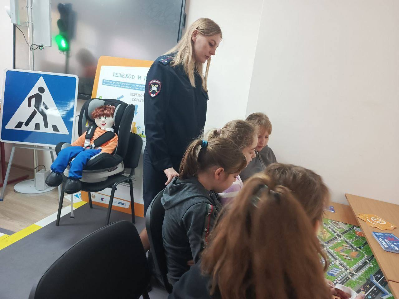 Сотрудники ГИБДД совместно с «Лабораторией безопасности» обучают детей основам безопасности на дороге Сотрудники ГИБДД совместно с «Лабораторией безопасности» обучают детей основам безопасности на дороге
