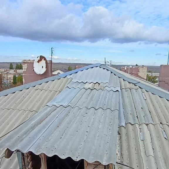 Сотрудники Лутугинского НКО провели ремонт кровли в Лутугино