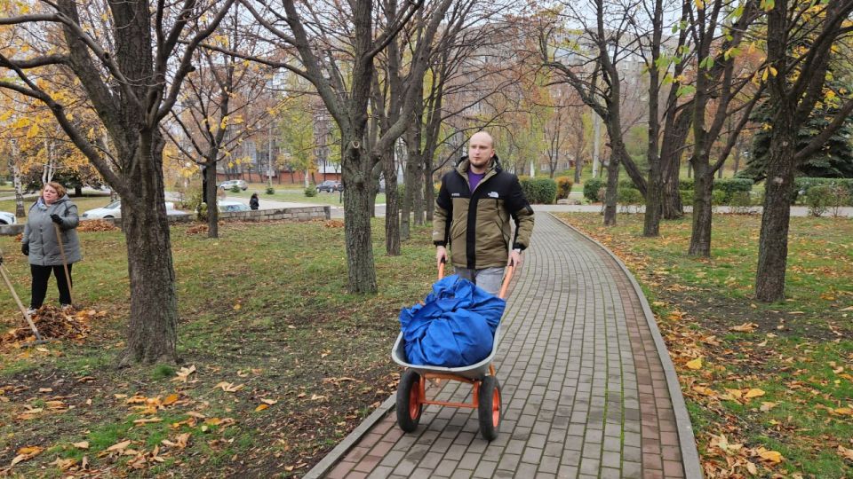 Провели субботник. Сегодня сотрудники Администрации приняли участие в субботнике по очистке Вологодского сквера от опавшей листвы Провели субботник. Сегодня сотрудники Администрации приняли участие в субботнике по очистке Вологодского сквера от опавшей листвы