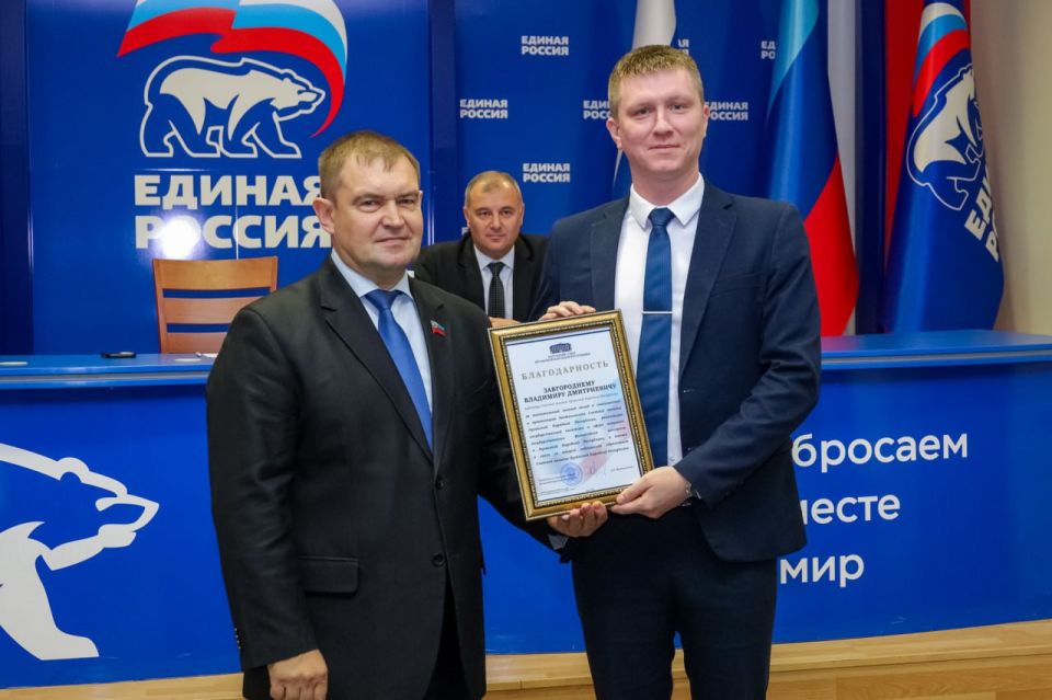 Андрей Сопельник поздравил сотрудников Счетной палаты ЛНР с двухлетием ведомства Андрей Сопельник поздравил сотрудников Счетной палаты ЛНР с двухлетием ведомства