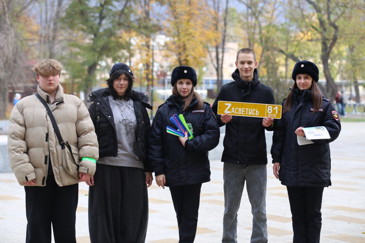111Дорожные полицейские региона в центре столицы ЛНР раздали прохожим световозвращающие аксессуары 111Дорожные полицейские региона в центре столицы ЛНР раздали прохожим световозвращающие аксессуары