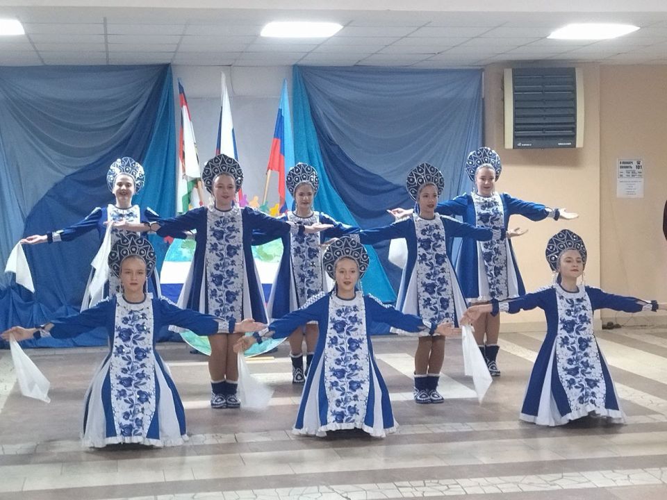 В преддверии Дня народного единства в фойе Суходольского Дворца культуры им. О. Кошевого состоялся торжественный митинг под названием «Един народ — едино государство» В преддверии Дня народного единства в фойе Суходольского Дворца культуры им. О. Кошевого состоялся торжественный митинг под названием «Един народ — едино государство»