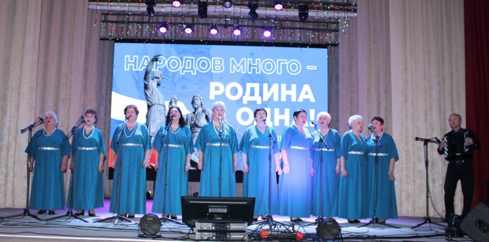 В Белокуракинском Доме культуры состоялся яркий концерт, приуроченный к празднованию Дня народного единства В Белокуракинском Доме культуры состоялся яркий концерт, приуроченный к празднованию Дня народного единства