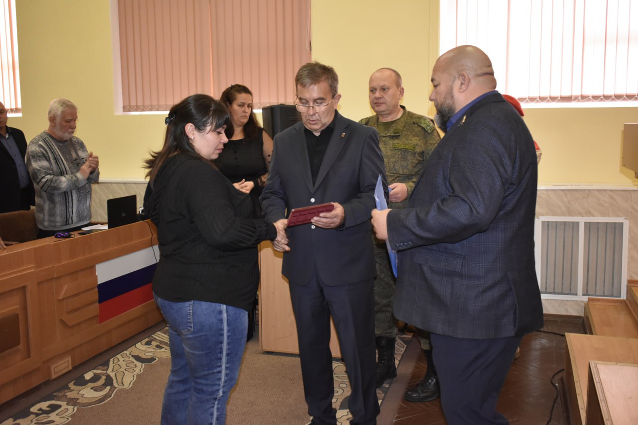31 октября в Администрации Перевальского муниципального округа состоялась церемония передачи боевых Государственных наград семьям погибших участников специальной военной операции 31 октября в Администрации Перевальского муниципального округа состоялась церемония передачи боевых Государственных наград семьям погибших участников специальной военной операции