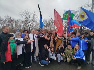 Евгений Морозов: В преддверии Дня народного единства, в рамках патриотической акции «Мы едины», по инициативе брянковчан на границе двух несгибаемых Республик Донбасса произошло знаковое событие: представители шести регионов...