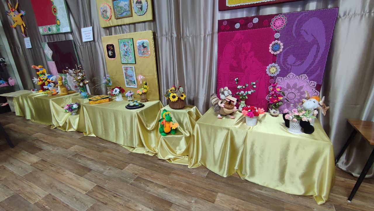 31 октября в Краснолучском краеведческом музее состоялась творческая встреча мастеров декоративно-прикладного и художественного искусства 31 октября в Краснолучском краеведческом музее состоялась творческая встреча мастеров декоративно-прикладного и художественного искусства