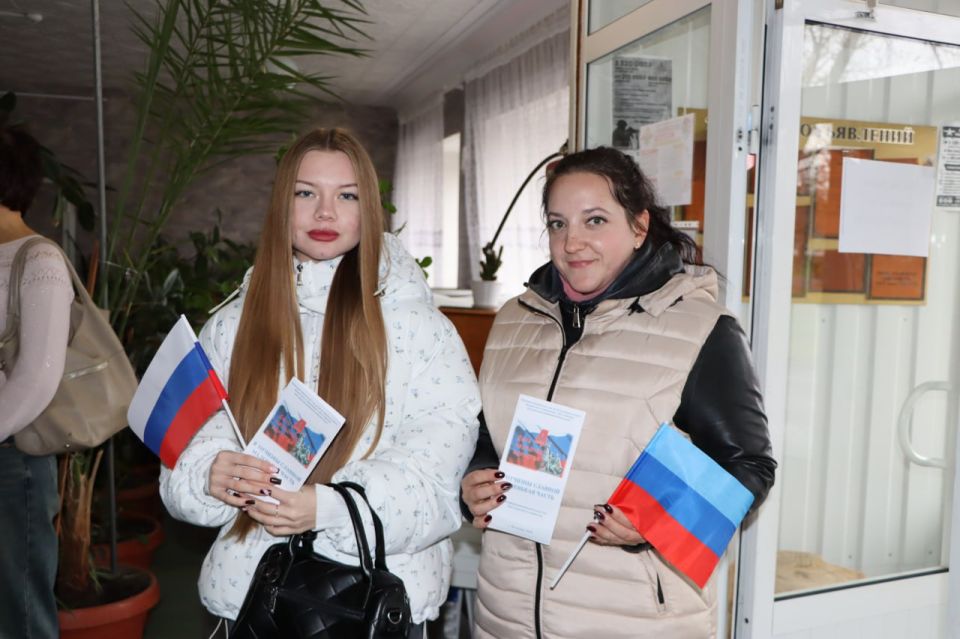 «Палитра единства»: в Лутугинской музыкальной школе прошёл районный фестиваль искусств «Палитра единства»: в Лутугинской музыкальной школе прошёл районный фестиваль искусств