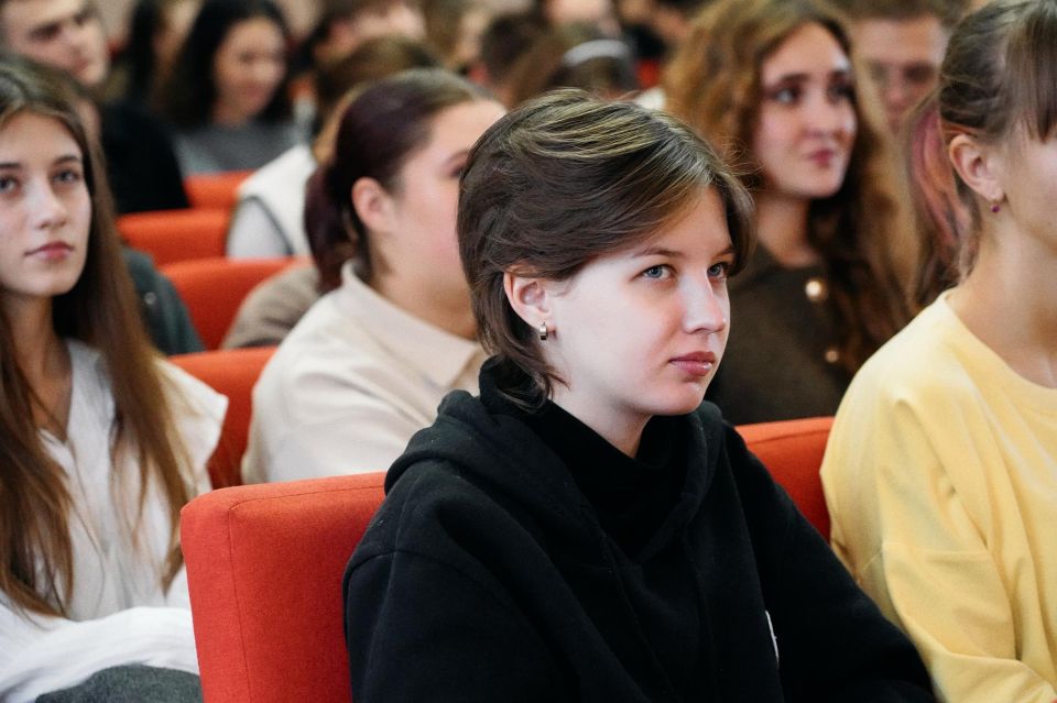 Главный телеканал страны. В ведущих вузах Республики провели лекции от Российского общества «Знание» Спикером стал Сергей Тугушев – ведущий новостей «Первого канала», практикующий психолог, тренер по публичным выступлениям... Главный телеканал страны. В ведущих вузах Республики провели лекции от Российского общества «Знание» Спикером стал Сергей Тугушев – ведущий новостей «Первого канала», практикующий психолог, тренер по публичным выступлениям...