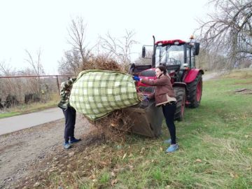 В преддверии Дня народного единства сотрудники отдела по жизнеобеспечению п. Поречье, пгт Изварино, пгт Урало-Кавказ и неравнодушные жители присоединились к общемуниципальному субботнику