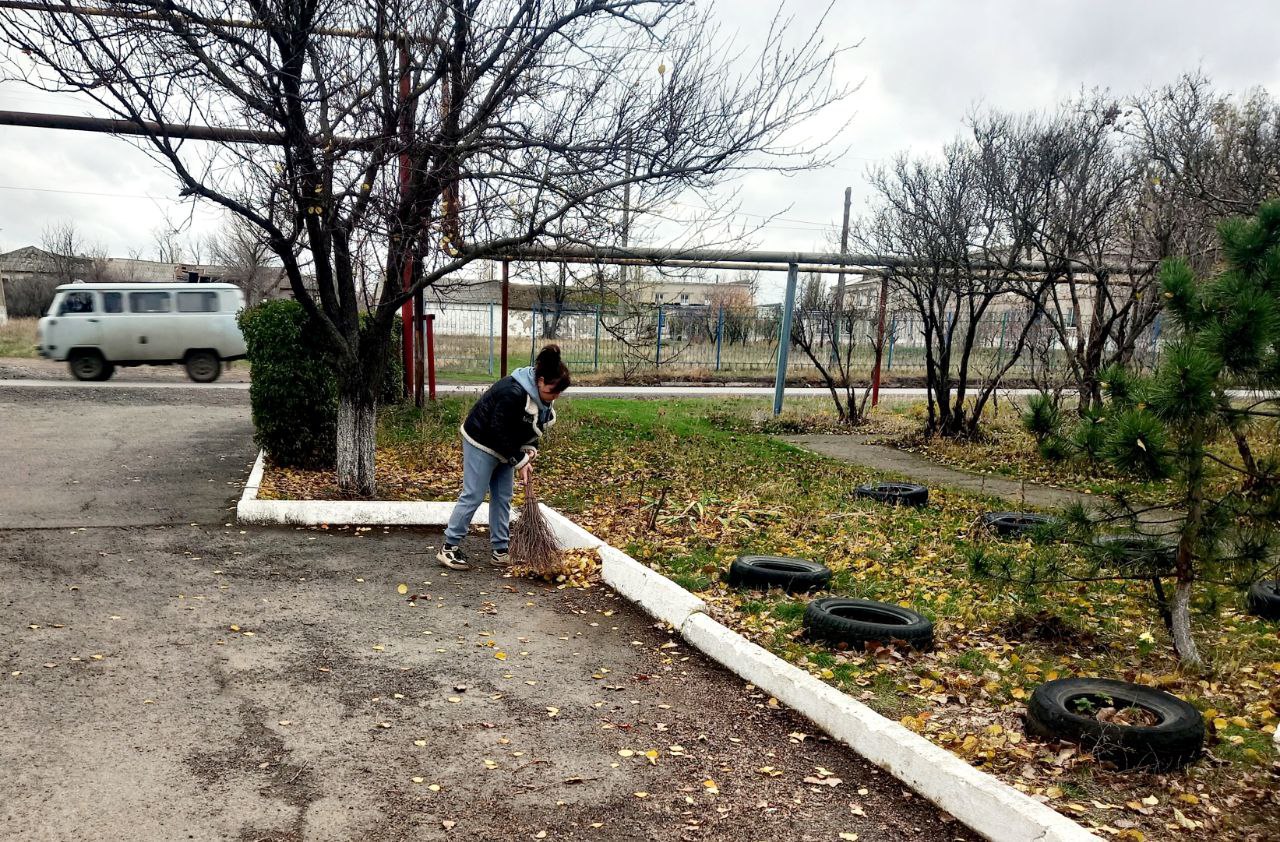 В преддверии Дня народного единства сотрудники отдела по жизнеобеспечению п. Поречье, пгт Изварино, пгт Урало-Кавказ и неравнодушные жители присоединились к общемуниципальному субботнику В преддверии Дня народного единства сотрудники отдела по жизнеобеспечению п. Поречье, пгт Изварино, пгт Урало-Кавказ и неравнодушные жители присоединились к общемуниципальному субботнику