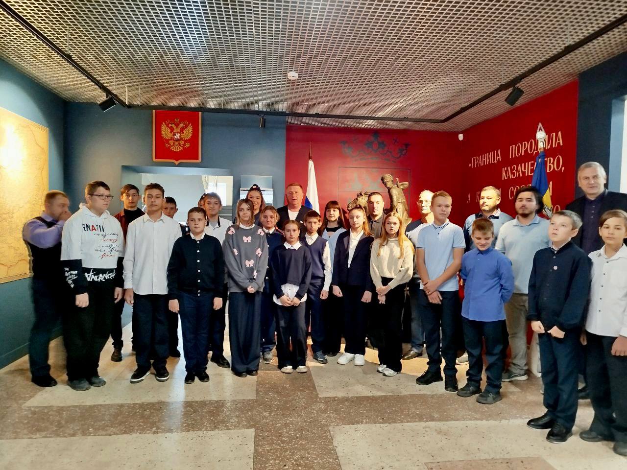 В Станице-Луганской в филиале Луганского краеведческого музея открылась выставка «Казачья гвардия — гордость Российской империи», приуроченная к Дню народного единства