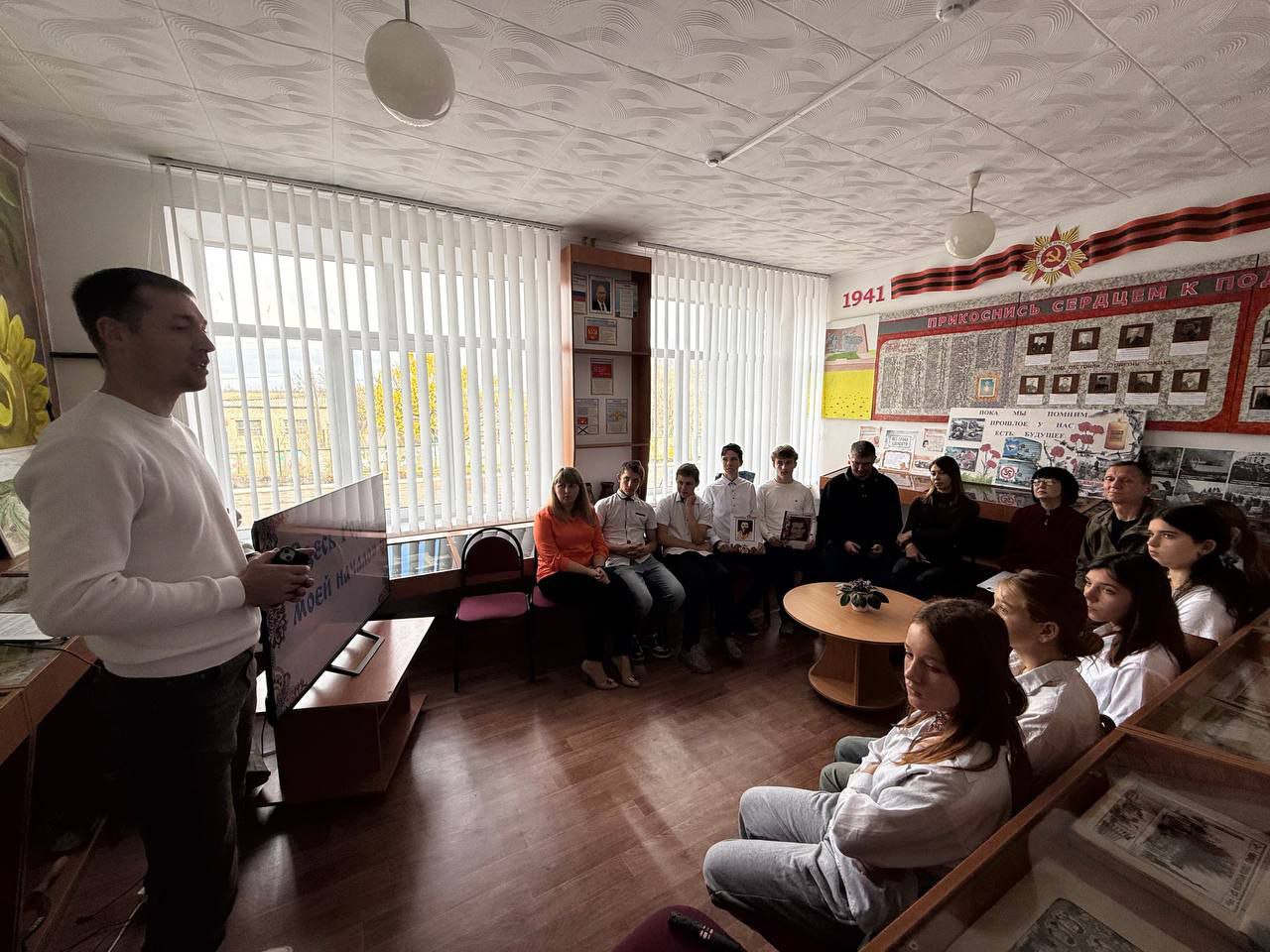 На базе ГБОУ ЛНР «Верхнепокровская ОШ» состоялась встреча с нашим земляком — участником СВО Рисухиным Олегом Владимировичем, служащим в 6-й отдельной гвардейской мотострелковой Лисичанской казачьей бригаде имени М. И. Платова На базе ГБОУ ЛНР «Верхнепокровская ОШ» состоялась встреча с нашим земляком — участником СВО Рисухиным Олегом Владимировичем, служащим в 6-й отдельной гвардейской мотострелковой Лисичанской казачьей бригаде имени М. И. Платова