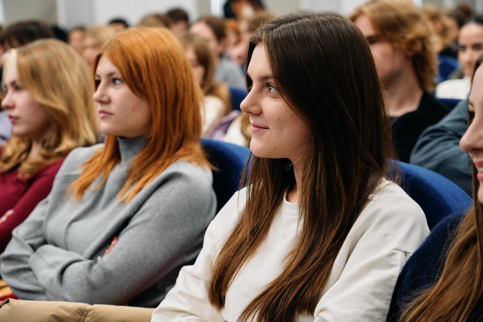 Главный телеканал страны. В ведущих вузах Республики провели лекции от Российского общества «Знание» Спикером стал Сергей Тугушев – ведущий новостей «Первого канала», практикующий психолог, тренер по публичным выступлениям... Главный телеканал страны. В ведущих вузах Республики провели лекции от Российского общества «Знание» Спикером стал Сергей Тугушев – ведущий новостей «Первого канала», практикующий психолог, тренер по публичным выступлениям...