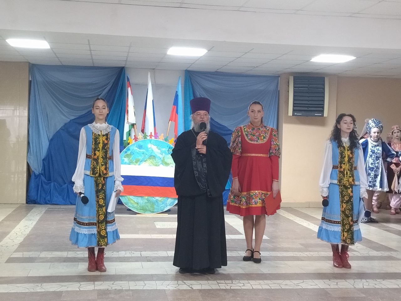 В преддверии Дня народного единства в фойе Суходольского Дворца культуры им. О. Кошевого состоялся торжественный митинг под названием «Един народ — едино государство»