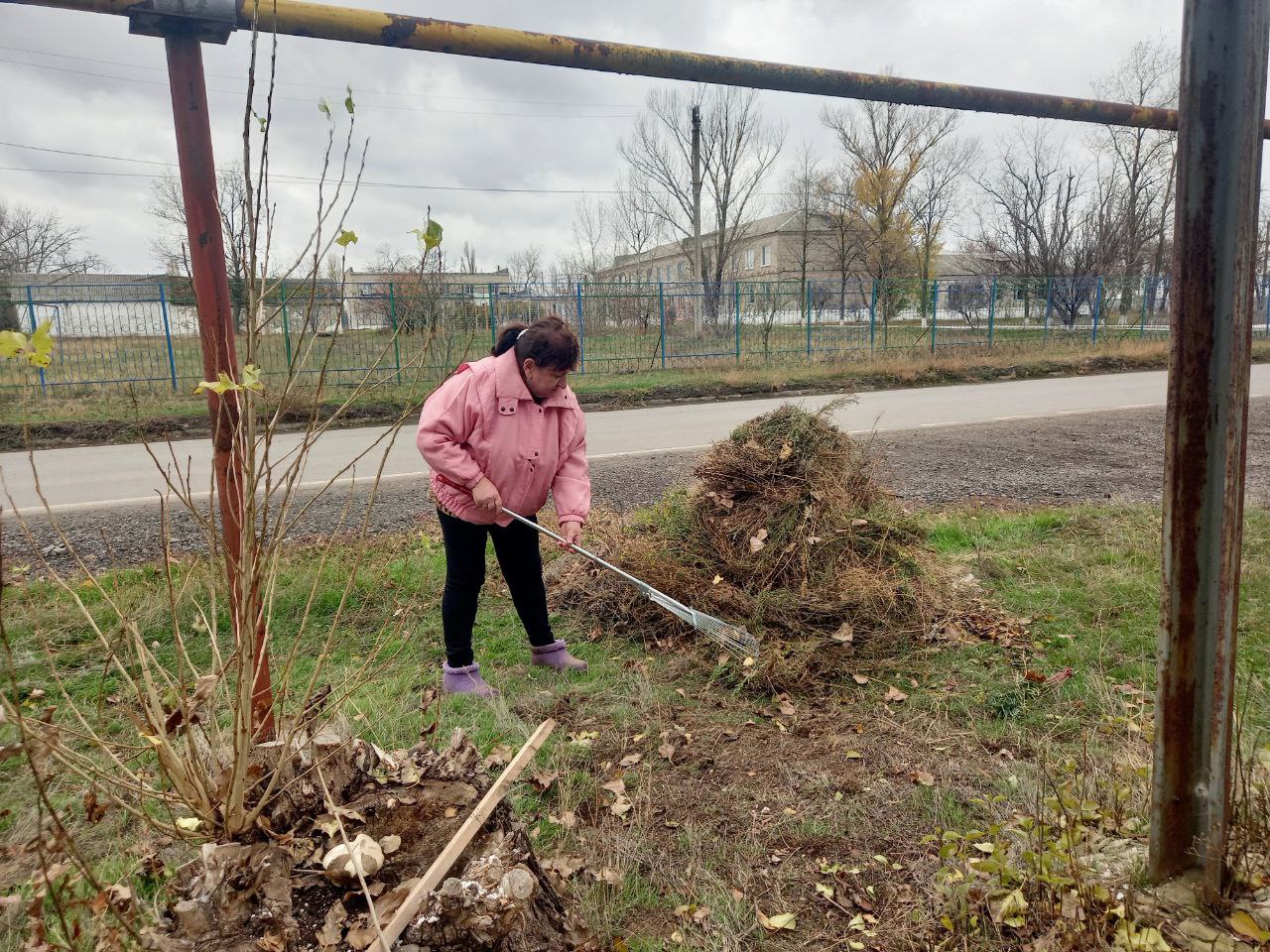 В преддверии Дня народного единства сотрудники отдела по жизнеобеспечению п. Поречье, пгт Изварино, пгт Урало-Кавказ и неравнодушные жители присоединились к общемуниципальному субботнику В преддверии Дня народного единства сотрудники отдела по жизнеобеспечению п. Поречье, пгт Изварино, пгт Урало-Кавказ и неравнодушные жители присоединились к общемуниципальному субботнику