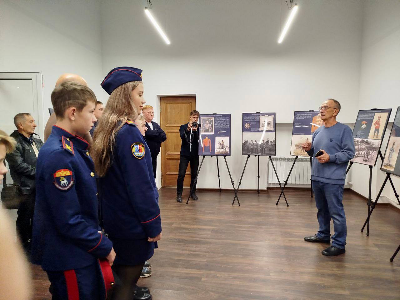 В Станице-Луганской в филиале Луганского краеведческого музея открылась выставка «Казачья гвардия — гордость Российской империи», приуроченная к Дню народного единства В Станице-Луганской в филиале Луганского краеведческого музея открылась выставка «Казачья гвардия — гордость Российской империи», приуроченная к Дню народного единства