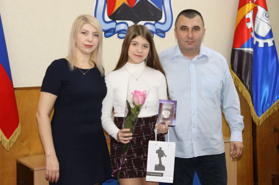 Наталия Жулинская: В преддверии Дня народного единства вручили паспорта нашим юным гражданам Наталия Жулинская: В преддверии Дня народного единства вручили паспорта нашим юным гражданам