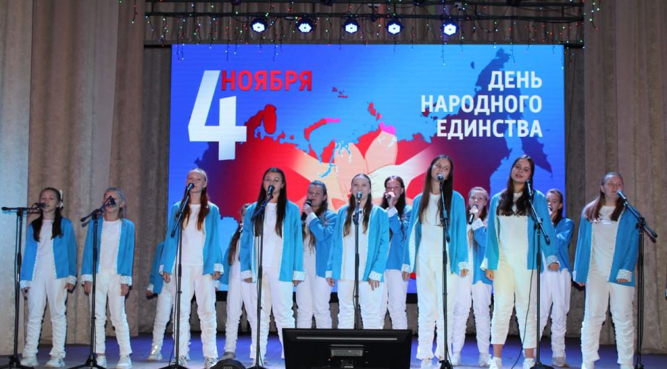 В Белокуракинском Доме культуры состоялся яркий концерт, приуроченный к празднованию Дня народного единства В Белокуракинском Доме культуры состоялся яркий концерт, приуроченный к празднованию Дня народного единства