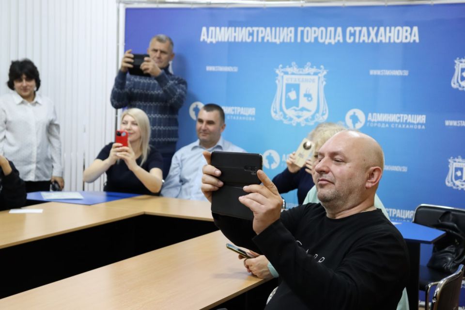 Наталия Жулинская: В преддверии Дня народного единства вручили паспорта нашим юным гражданам Наталия Жулинская: В преддверии Дня народного единства вручили паспорта нашим юным гражданам