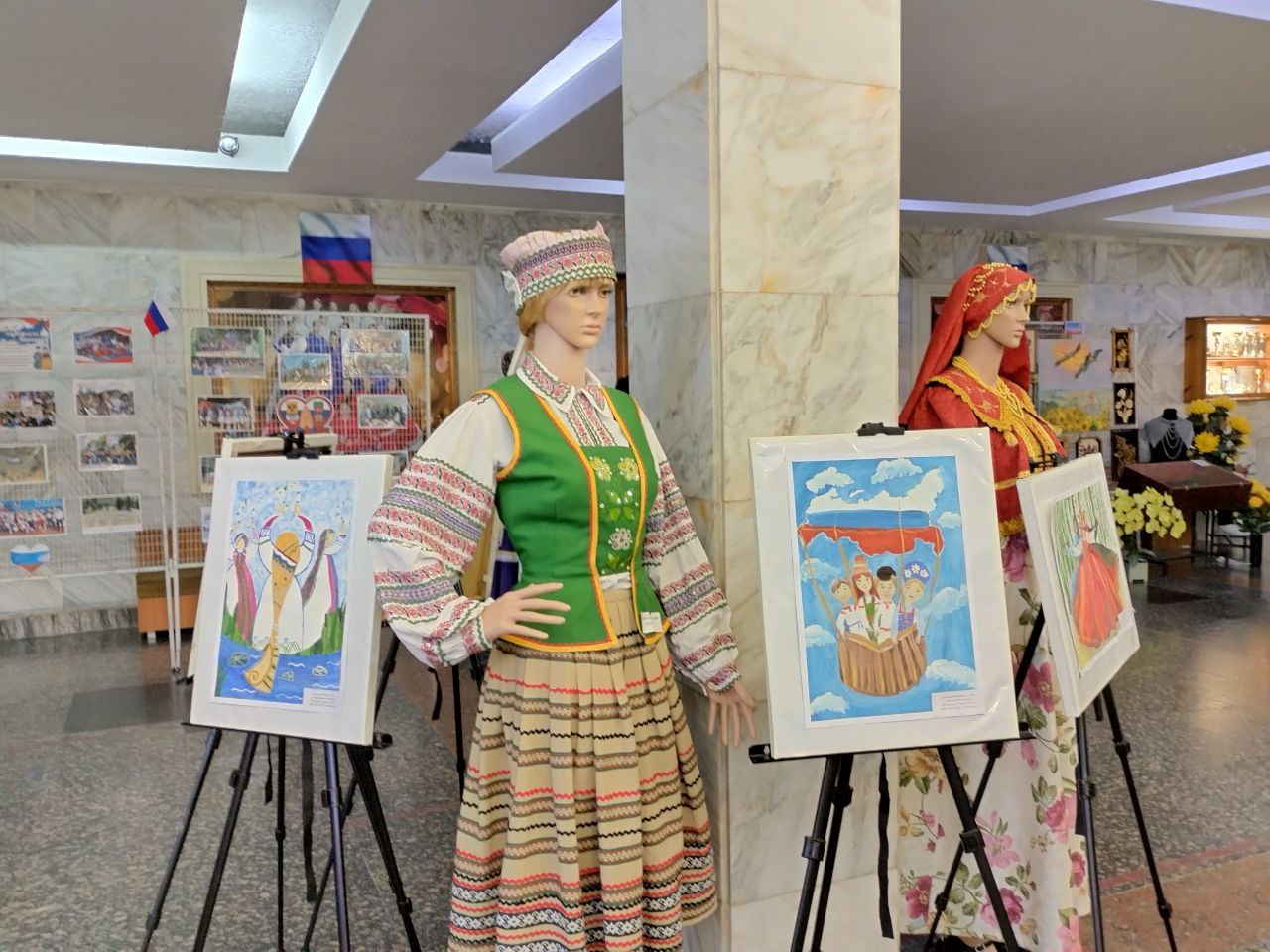 "Венок дружбы" расцвел в Ровеньках: яркая выставка ко Дню народного Единства! "Венок дружбы" расцвел в Ровеньках: яркая выставка ко Дню народного Единства!