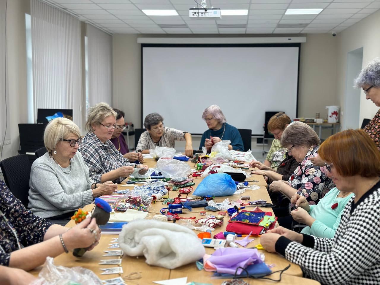 Для воспитанников стахановского центра «Возрождение» омички сделали новогодние игрушки