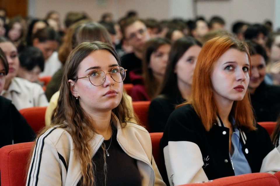 Главный телеканал страны. В ведущих вузах Республики провели лекции от Российского общества «Знание» Спикером стал Сергей Тугушев – ведущий новостей «Первого канала», практикующий психолог, тренер по публичным выступлениям... Главный телеканал страны. В ведущих вузах Республики провели лекции от Российского общества «Знание» Спикером стал Сергей Тугушев – ведущий новостей «Первого канала», практикующий психолог, тренер по публичным выступлениям...