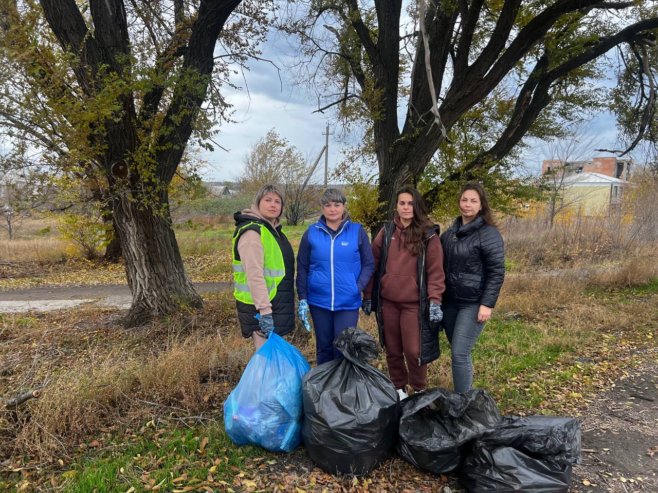 В населённых пунктах, находящихся в ведении отдела по жизнеобеспечению пгт Новосветловка, с. Белоскееватое, с. Пароменко, п. Хрящеватое, состоялся общемуниципальный субботник, приуроченный ко Дню народного единства В населённых пунктах, находящихся в ведении отдела по жизнеобеспечению пгт Новосветловка, с. Белоскееватое, с. Пароменко, п. Хрящеватое, состоялся общемуниципальный субботник, приуроченный ко Дню народного единства
