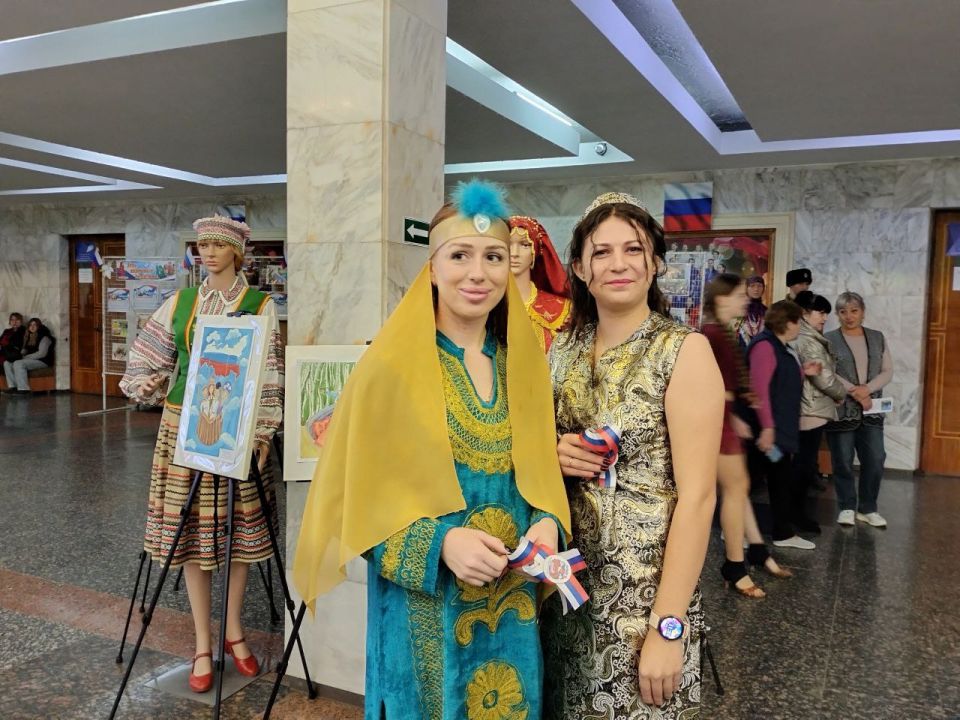 "Венок дружбы" расцвел в Ровеньках: яркая выставка ко Дню народного Единства! "Венок дружбы" расцвел в Ровеньках: яркая выставка ко Дню народного Единства!
