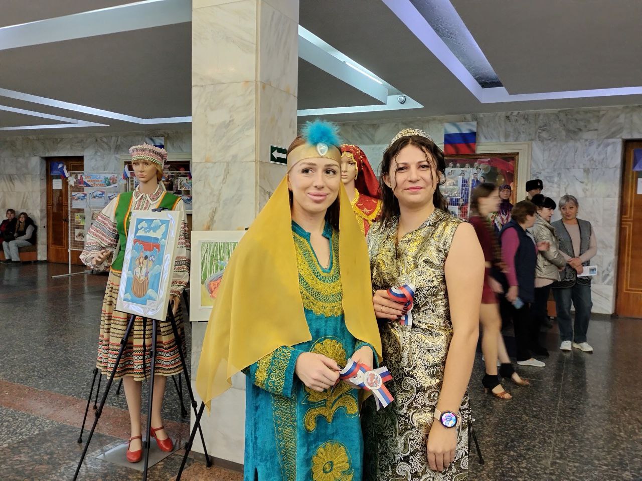 "Венок дружбы" расцвел в Ровеньках: яркая выставка ко Дню народного Единства! "Венок дружбы" расцвел в Ровеньках: яркая выставка ко Дню народного Единства!