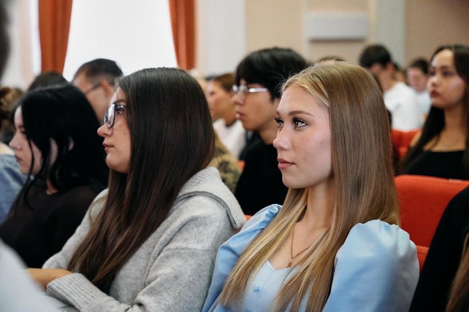 Главный телеканал страны. В ведущих вузах Республики провели лекции от Российского общества «Знание» Спикером стал Сергей Тугушев – ведущий новостей «Первого канала», практикующий психолог, тренер по публичным выступлениям... Главный телеканал страны. В ведущих вузах Республики провели лекции от Российского общества «Знание» Спикером стал Сергей Тугушев – ведущий новостей «Первого канала», практикующий психолог, тренер по публичным выступлениям...