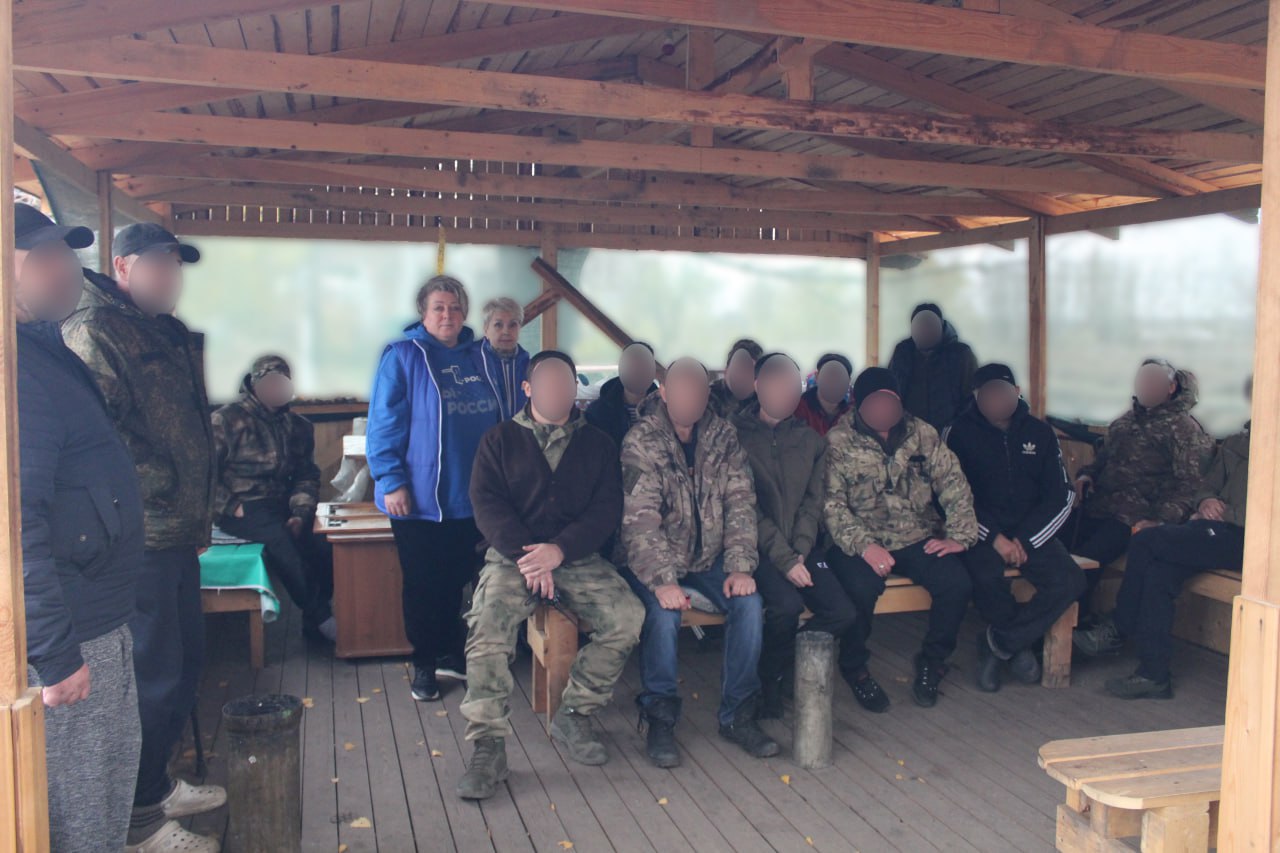 В рамках акции «Zа Победу» единороссы Славяносербщины передали в полевой госпиталь теплые носки, фрукты и сладости