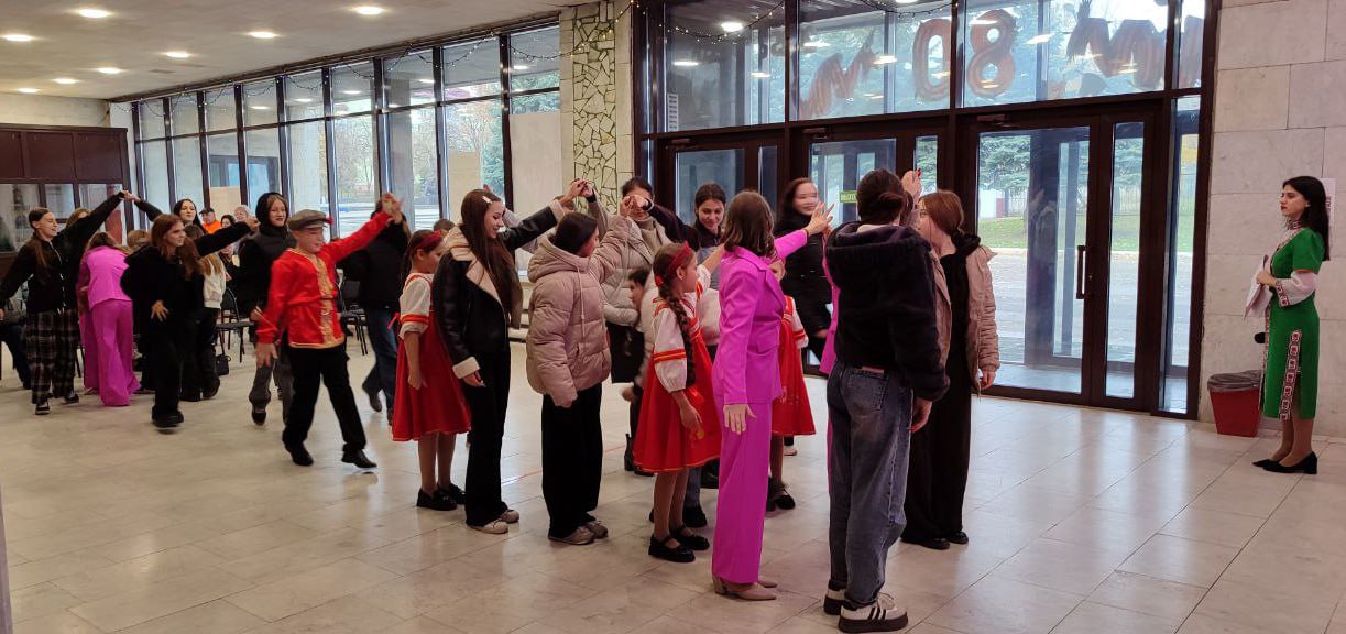 В ДК им. Ленина программа, посвященная Дню народного единства В ДК им. Ленина программа, посвященная Дню народного единства