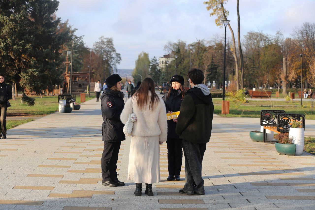 111Дорожные полицейские региона в центре столицы ЛНР раздали прохожим световозвращающие аксессуары 111Дорожные полицейские региона в центре столицы ЛНР раздали прохожим световозвращающие аксессуары