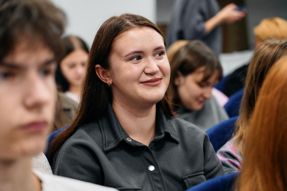 Главный телеканал страны. В ведущих вузах Республики провели лекции от Российского общества «Знание» Спикером стал Сергей Тугушев – ведущий новостей «Первого канала», практикующий психолог, тренер по публичным выступлениям... Главный телеканал страны. В ведущих вузах Республики провели лекции от Российского общества «Знание» Спикером стал Сергей Тугушев – ведущий новостей «Первого канала», практикующий психолог, тренер по публичным выступлениям...