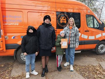 Сотрудники ГИБДД совместно с «Лабораторией безопасности» обучают детей основам безопасности на дороге