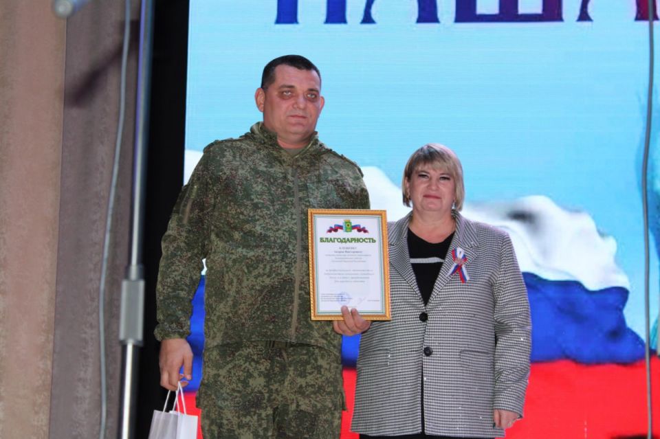 В Белокуракинском Доме культуры состоялся яркий концерт, приуроченный к празднованию Дня народного единства В Белокуракинском Доме культуры состоялся яркий концерт, приуроченный к празднованию Дня народного единства