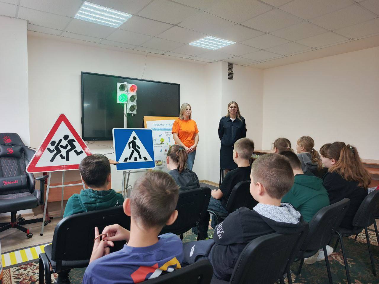 Сотрудники ГИБДД совместно с «Лабораторией безопасности» обучают детей основам безопасности на дороге Сотрудники ГИБДД совместно с «Лабораторией безопасности» обучают детей основам безопасности на дороге