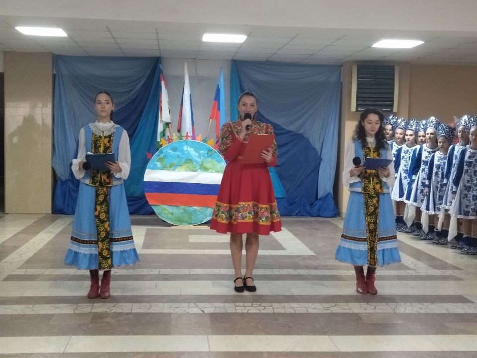 В преддверии Дня народного единства в фойе Суходольского Дворца культуры им. О. Кошевого состоялся торжественный митинг под названием «Един народ — едино государство» В преддверии Дня народного единства в фойе Суходольского Дворца культуры им. О. Кошевого состоялся торжественный митинг под названием «Един народ — едино государство»