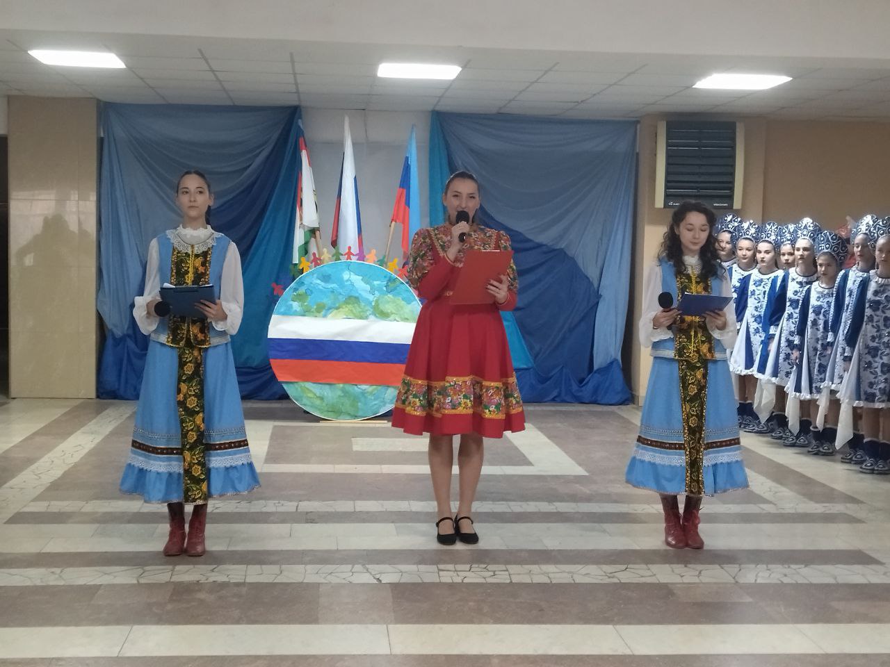 В преддверии Дня народного единства в фойе Суходольского Дворца культуры им. О. Кошевого состоялся торжественный митинг под названием «Един народ — едино государство» В преддверии Дня народного единства в фойе Суходольского Дворца культуры им. О. Кошевого состоялся торжественный митинг под названием «Един народ — едино государство»