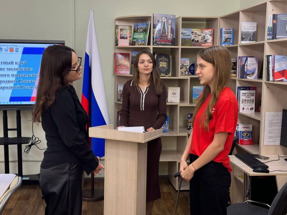 В Антрацитовском муниципальном округе состоялся интересный и познавательный дебатный турнир в рамках работы клуба «Мнение молодежи» на тему: «Онлайн-курсы и практический опыт способны полностью заменить университет?» В Антрацитовском муниципальном округе состоялся интересный и познавательный дебатный турнир в рамках работы клуба «Мнение молодежи» на тему: «Онлайн-курсы и практический опыт способны полностью заменить университет?»