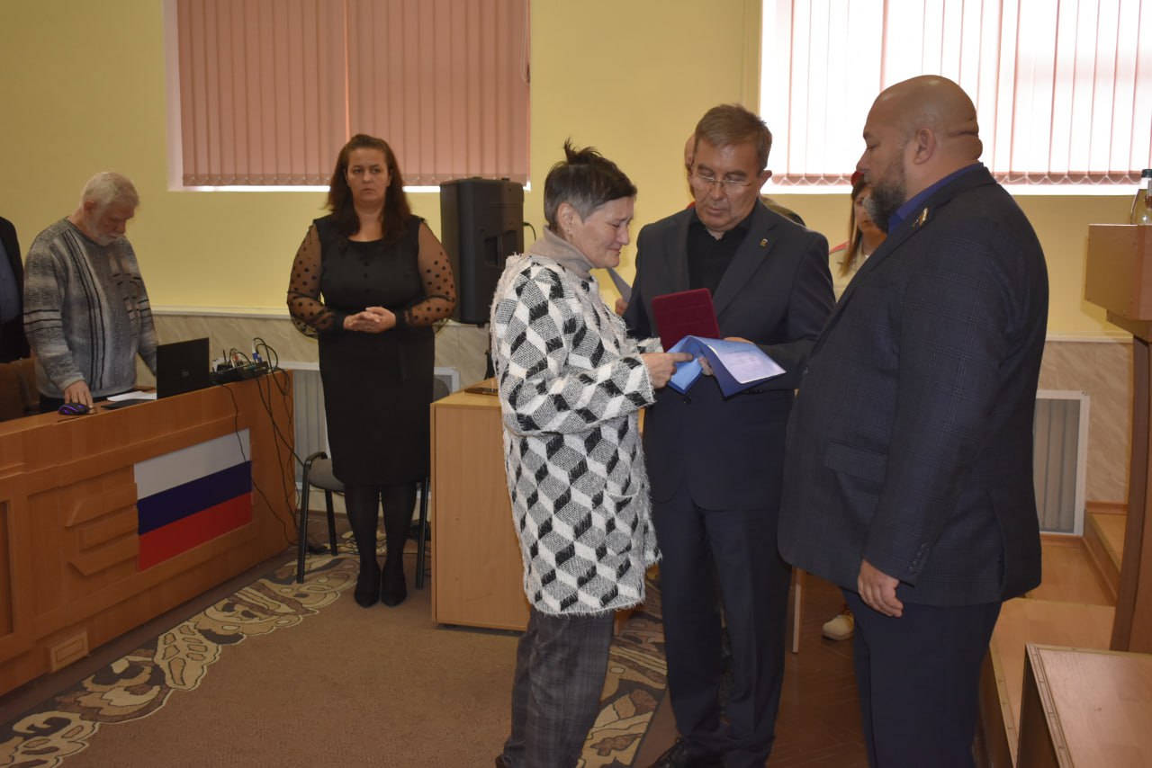 31 октября в Администрации Перевальского муниципального округа состоялась церемония передачи боевых Государственных наград семьям погибших участников специальной военной операции 31 октября в Администрации Перевальского муниципального округа состоялась церемония передачи боевых Государственных наград семьям погибших участников специальной военной операции