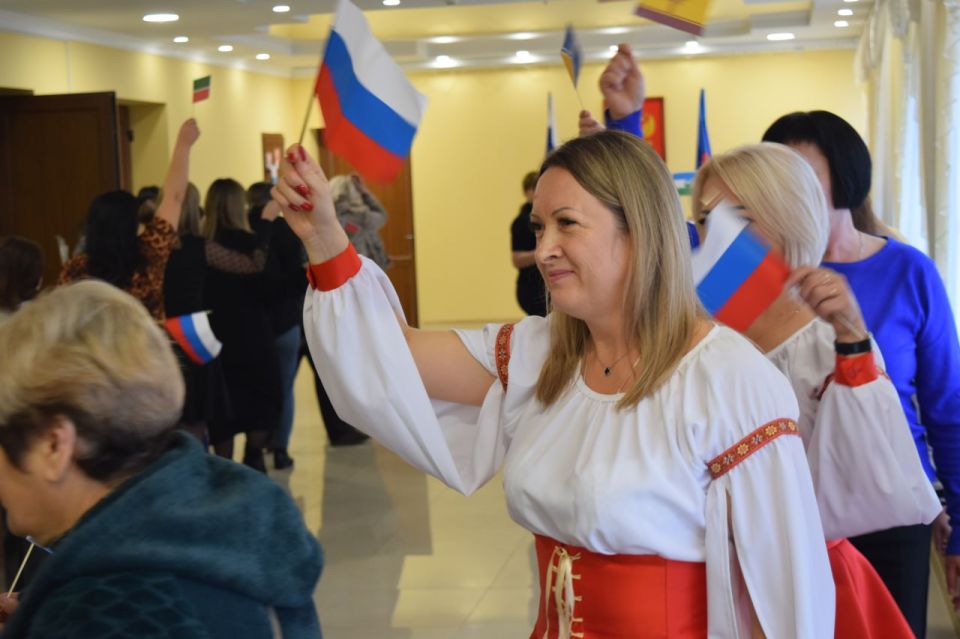 В Белокуракинском муниципальном округе ко Дню народного единства прошёл яркий и душевный флешмоб «Хоровод единства», объединивший жителей всех возрастов в символичном круге дружбы и согласия В Белокуракинском муниципальном округе ко Дню народного единства прошёл яркий и душевный флешмоб «Хоровод единства», объединивший жителей всех возрастов в символичном круге дружбы и согласия